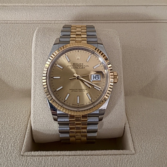 Authentic Rolex Datejust 126233 Gold and Silver Jubilee Bracelet Gold Bezel 2022 - Picture 6 of 15